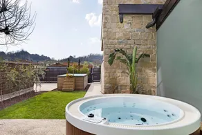 Ferienhaus mit Whirlpool, Pool und Terrasse | Bergblick - Image 2