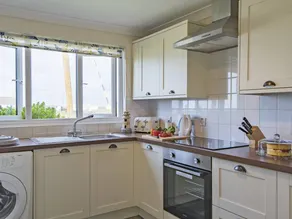 Cottage with garden & barbecue | Sea view - Image 3