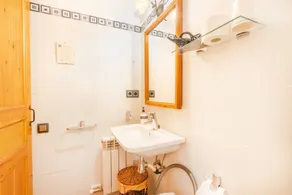 Chambre privée adaptée aux familles avec piscine, internet haut débit et jardin | Vue montagne - Image 4