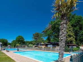 Charming bungalow with pool & terrace - Image 3