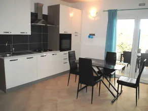 Appartement avec jardin, barbecue et piscine - Image 4