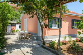 Holiday home with garden & terrace - Image 5