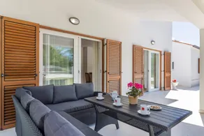 Villa with barbecue, garden & private pool - Image 3