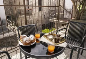 Holiday home with terrace & garden - Image 4