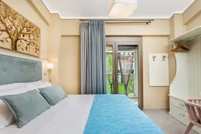 Charming villa with terrace - Image 3