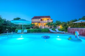 Children-friendly villa with terrace, private pool & hot tub | Garden view | Pets allowed - Image 5