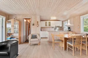 Holiday home with BBQ & terrace - Image 4