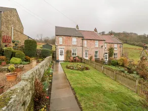 Cottage with terrace & garden - Image 2