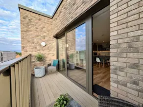Amazing Flat With Free Parking and Balcony - Image 2