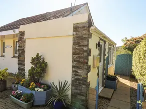 Cottage with garden & jacuzzi - Image 2