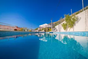 Holiday apartment with barbecue, garden & pool | Sea view - Image 3