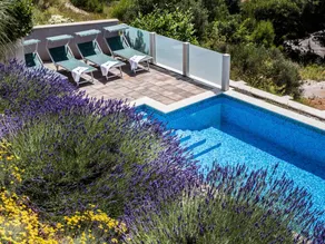 Holiday home with garden, BBQ & private pool - Image 4