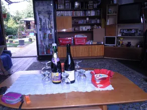 Habitación en casa de familia con piscina, terraza y jardín - Image 5