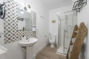 Agréable chambre chez l'habitant avec terrasse et internet haut débit | Parfaite pour le travail à distance - Image 4
