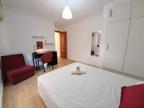 Atractiva habitación en casa de familia - Image 2