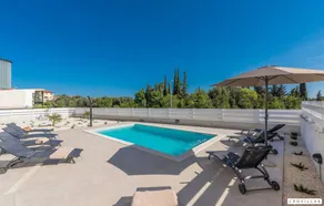 Children-friendly villa with pool - Image 4