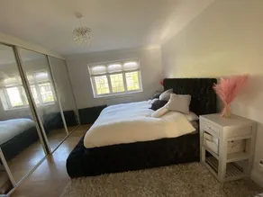 Private room with pool & garden - Image 2