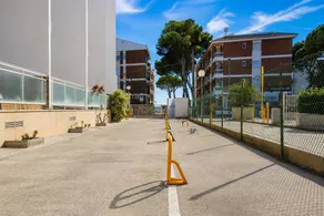 Apartment with garden - Image 3