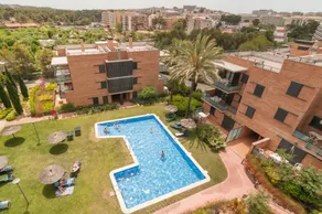 Apartment with pool & terrace - Image 2