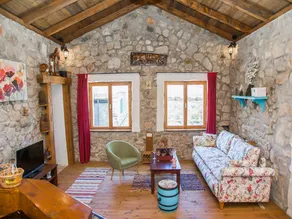 Lovely holiday home with garden, BBQ & jacuzzi | Water view | Dogs allowed - Image 3