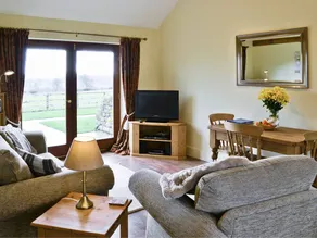 Cottage with terrace & garden - Image 2
