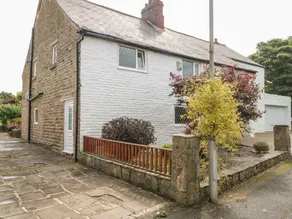 Cottage with hot tub & garden - Image 2