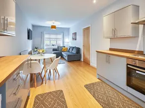 Cottage with garden, BBQ & hot tub - Image 4