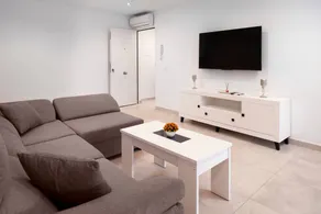 Flat with terrace & jacuzzi - Image 2
