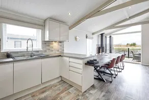 Scenic Lodge Retreat with Hot Tub & Lake Views near Roseberry Topping, Great Ayton, North Yorkshire - Image 4