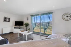 Cottage with barbeque, terrace & garden | City view - Image 4