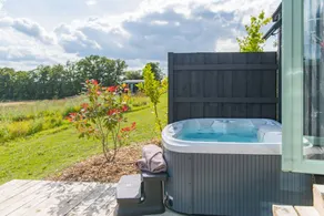 Cottage with terrace & hot tub - Image 2
