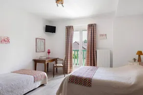 Bed and Breakfast 'Les Malvaux - Chambre Fuchsia' with Shared Pool, Shared Terrace and Wi-Fi - Image 3