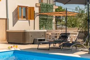 House with private pool, barbecue & garden - Image 3