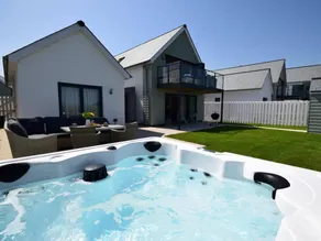 Exquisita casa rural totalmente equipada con jardín y jacuzzi | Vistas al agua | Admite perro - Image 4