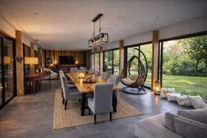 Attraente villa accogliente e familiare con piscina riscaldata, idromassaggio e giardino | Ideale per lavorare da remoto - Image 2