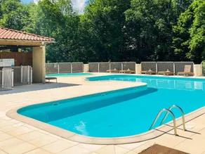 Holiday home with terrace & pool - Image 4