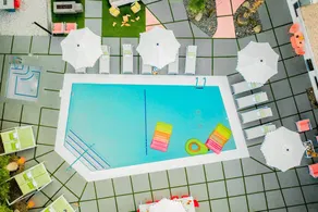The Wesley by AvantStay | Communal Pool + Jacuzzi + Poolside Grill | Mountain Views | Walk to Dining + Spas | Joshua Tree Nearby - Image 3