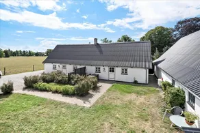 Holiday home with terrace & barbeque - Image 1