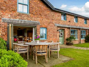 Family-oriented wonderful cottage with garden - Image 3