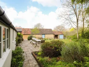 Cottage with terrace, garden & barbecue - Image 4