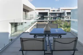 Appartement entièrement équipé avec internet haut débit, jardin et piscine | Vue jardin | Plage à proximité - Image 3
