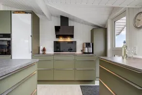 Holiday home with BBQ & terrace - Image 4