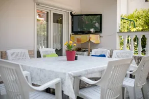 Holiday apartment with BBQ, garden & terrace - Image 5