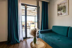 Apartment with terrace - Image 4