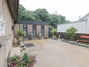 Cottage with garden & barbecue - Image 2