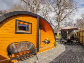 Cottage with garden & hot tub - Image 4