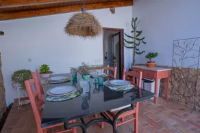 Maison entièrement équipée avec terrasse, jardin et internet haut débit | Vue jardin - Image 4