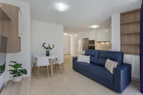 Agréable appartement de vacances avec internet haut débit | Vue ville | À côté de la plage | Adapté au travail à distance - Image 3