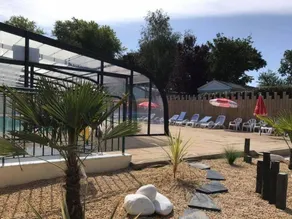 Mobilheim mit beheiztem Pool und Terrasse - Image 3