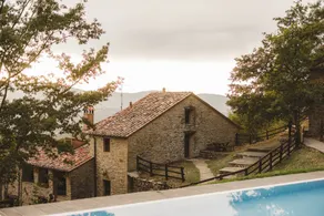 Agriturismo La Conca - Casali con piscina, appartamenti e camere: Villa Vallorsaia – piscina privata e vista lago in Toscana - Image 2